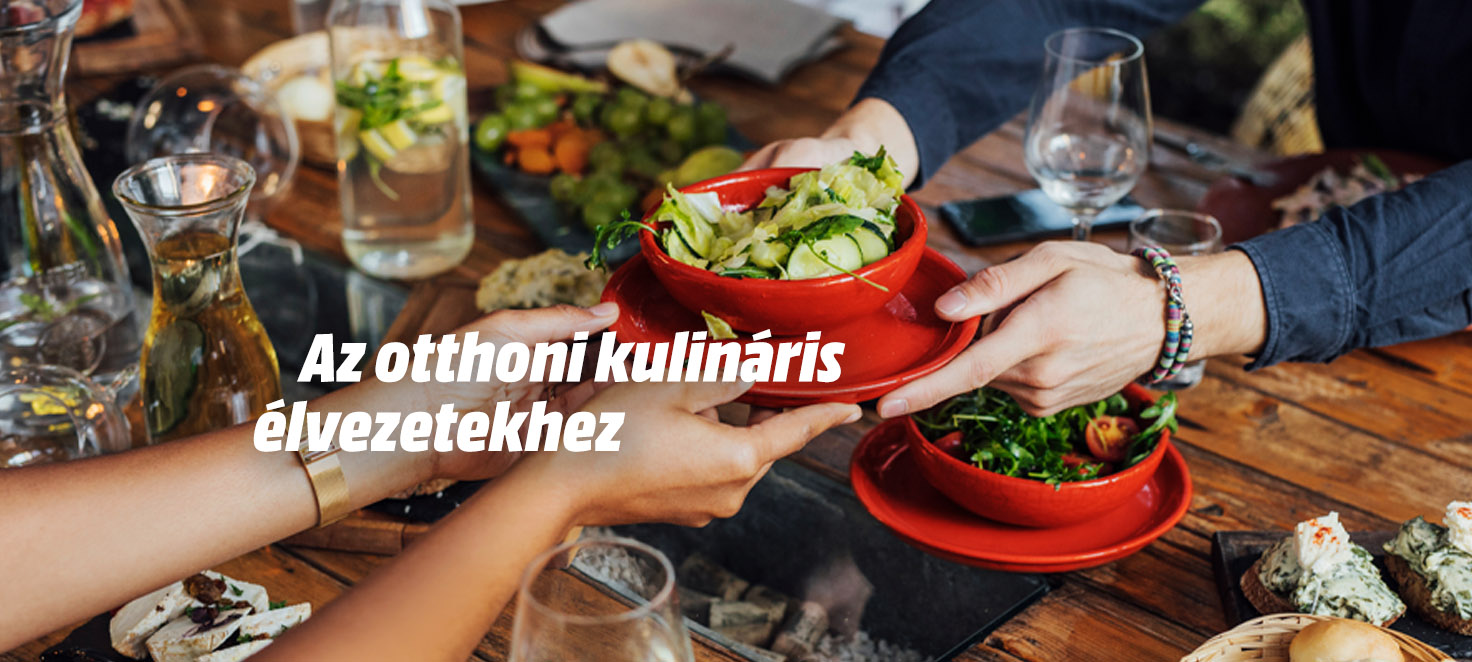 Otthoni kulináris élvezetekhez felirat. két pár kéz piros tálakat ad át egymásnak, melyekben saláta van, az asztalon italok és ételek láthatók.