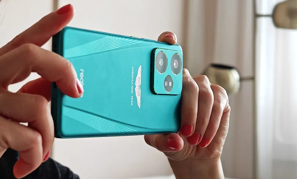 Realme GT 7 eszközzel fotóznak