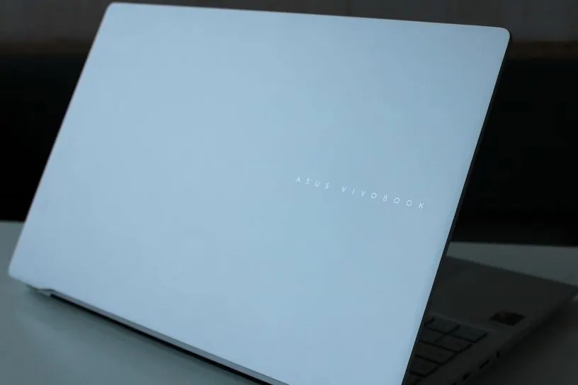 Az ASUS Vivobook S 15 elegáns, minimalista fedlapja a márkajelzéssel, prémium ezüst kivitelben.
