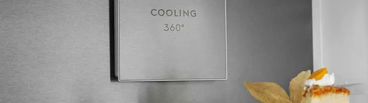 Szürke falon hűtőszekrény panel "Cooling 360°" felirattal. Előtérben desszert tejszínhabbal és gyümölcsökkel díszítve.