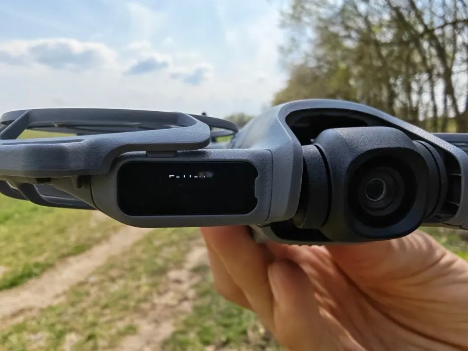 DJI Neo 2 drón kamerája és kijelzője közeli képen, kézben tartva.
