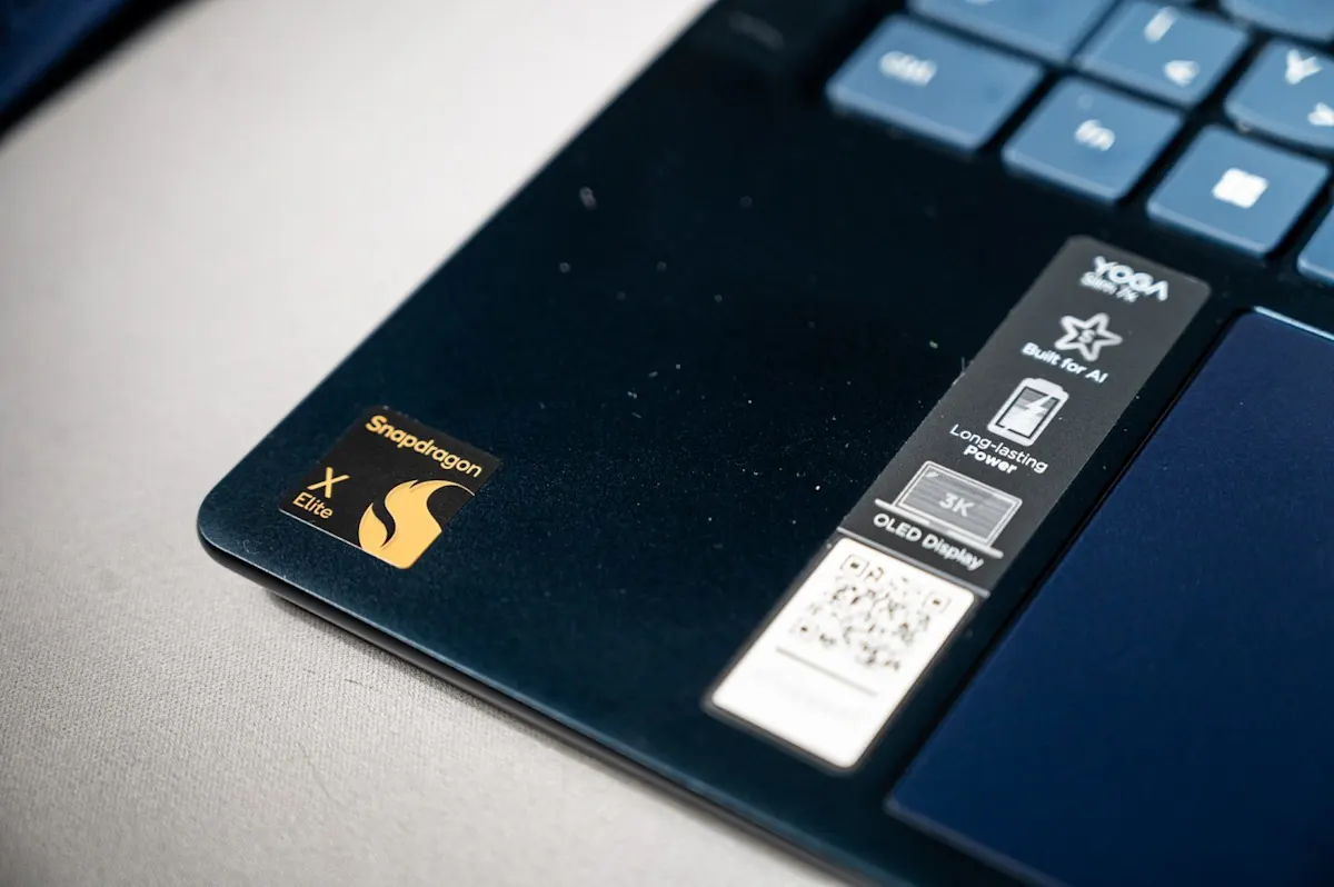 Snapdragon X Elite processzor matrica és 3K OLED kijelző funkciók egy Lenovo laptopon.