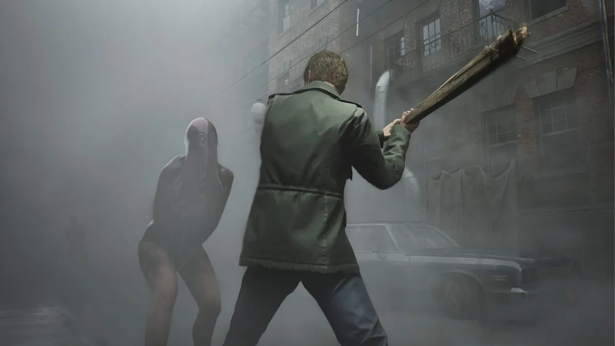 Jelenet a Silent Hill 2 videójátékból, amelyben a főhős, James Sunderland háttal állva egy szöges léccel készül lecsapni egy ködből előbukkanó, torz szörnyalakra egy elhagyatott utcán.