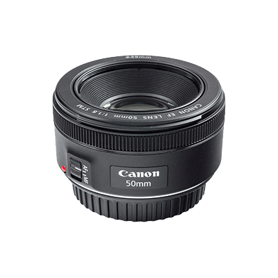 A képen egy fekete Canon 50mm-es objektív látható fehér háttér előtt. Az objektív feliratai jól láthatók.