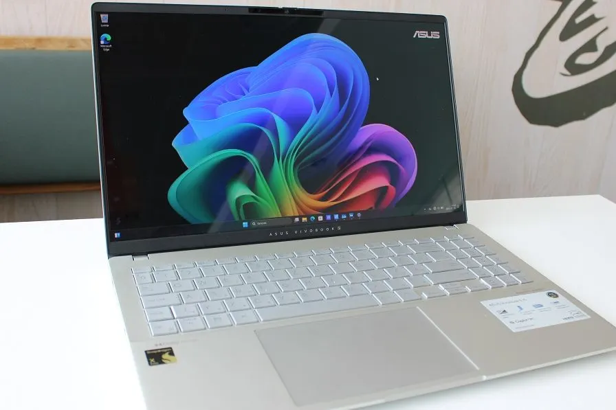 ASUS Vivobook S 15 billentyűzet közeli képe testreszabható RGB háttérvilágítással és numerikus paddal.