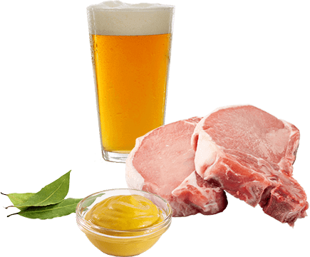 Sörrel teli pohár, mustár egy tálban, babérlevelek és két szelet nyers sertéshús látható.