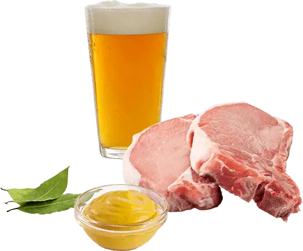 Sörrel teli pohár, mustár egy tálban, babérlevelek és két szelet nyers sertéshús látható.