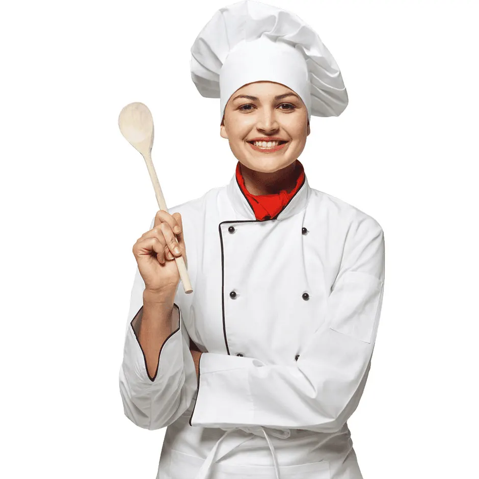 Nő mosolyog, szakácssapkát és fehér egyenruhát visel, piros kendővel, fakanalat tart a kezében, fehér háttér előtt.