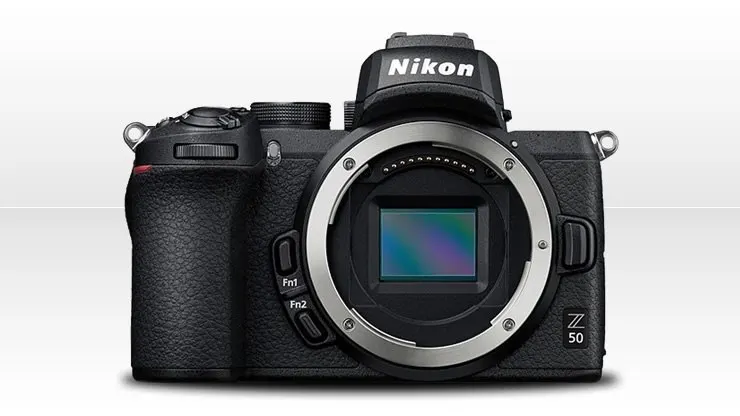 Egy fekete színű, tükör nélküli (mirrorless) Nikon Z 50 fényképezőgépváz szemből fotózva, objektív nélkül, így jól látható a belső képérzékelő szenzora.
