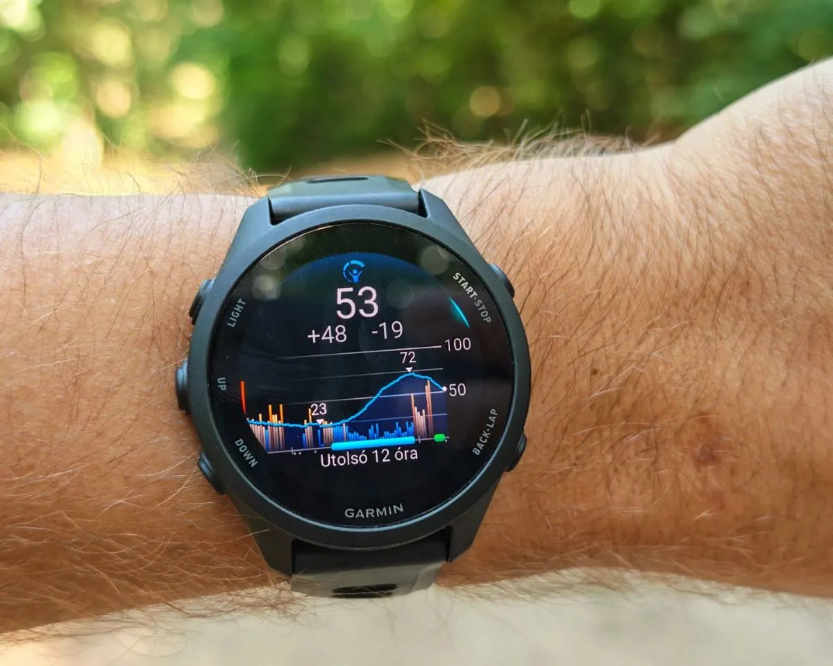GARMIN Forerunner 170 szemből, csuklón felvéve
