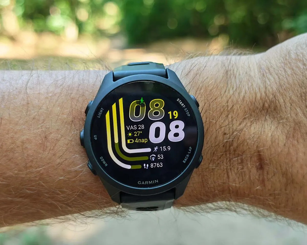 Garmin Forerunner 170 csuklón szemből