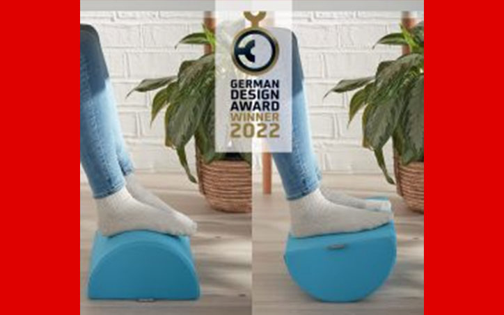 Ergonomikus lábtámasz használata ülő munkavégzés közben, German Design Award 2022 díjjal jelölve.