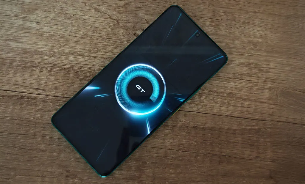 Realme GT 7 kijelző, rajta GT felirat