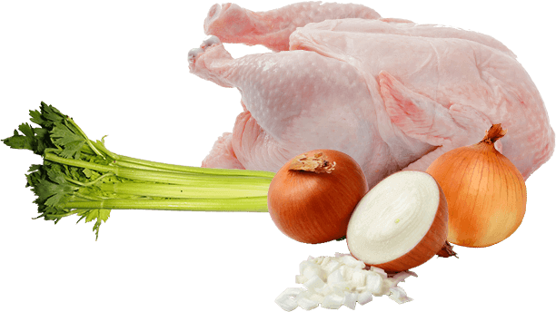 Egész csirke, zeller, hagyma, és apróra vágott hagyma fehér háttér előtt.