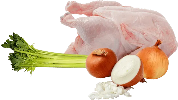 Egész csirke, zeller, hagyma, és apróra vágott hagyma fehér háttér előtt.