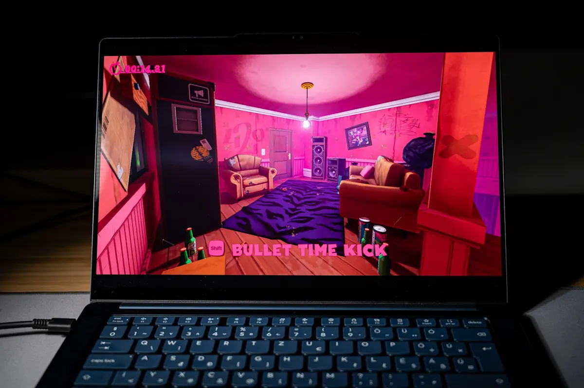 Színes videojáték grafikája egy Lenovo Yoga laptop tűéles OLED kijelzőjén.