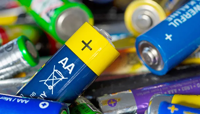 Elemek, akkumulátorok és fényforrások