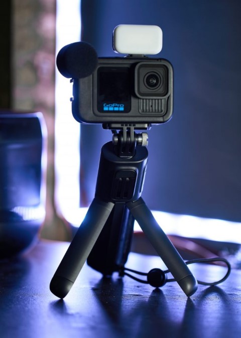 GoPro HERO13 Black Creator Edition összeállítás: az akciókamera Media Mod keretben, külső mikrofonnal és LED lámpával felszerelve, egy asztalon álló tripodra rögzítve.
