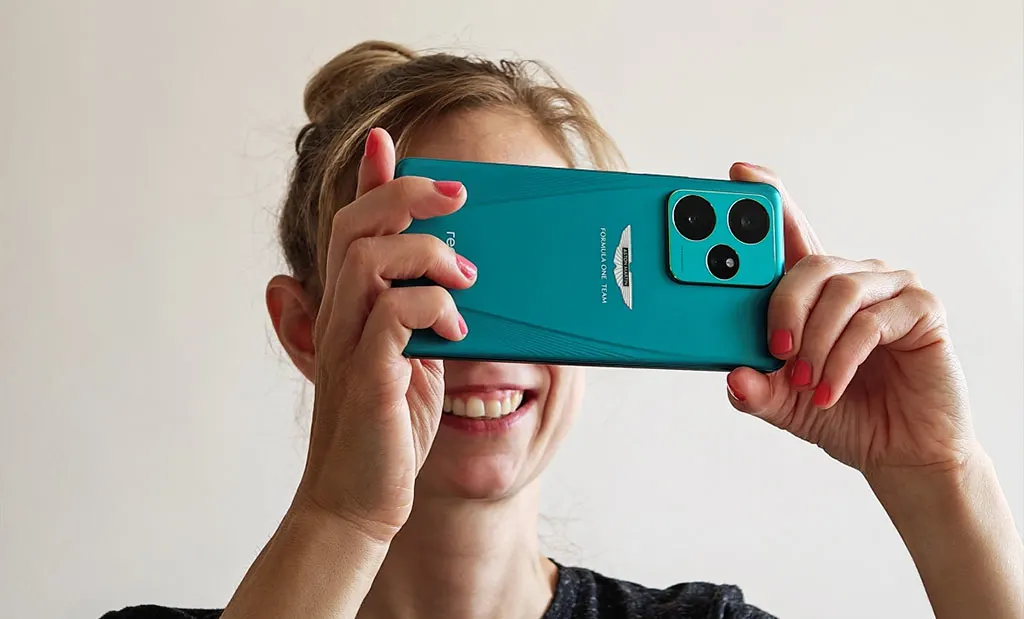 Realme GT 7 eszközzel fotóz egy mosolygós hölgy 