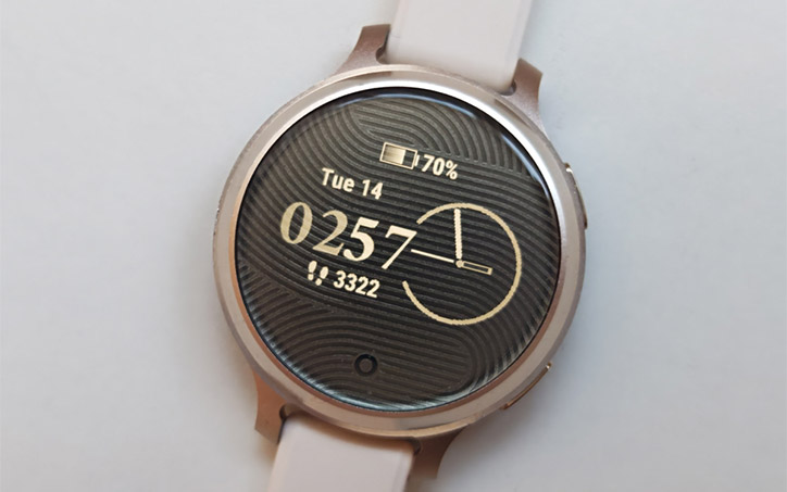 Garmin Lily 2 okosóra bekapcsolt kijelzővel, aktivitás- és akkumulátoradatok megjelenítésével.
