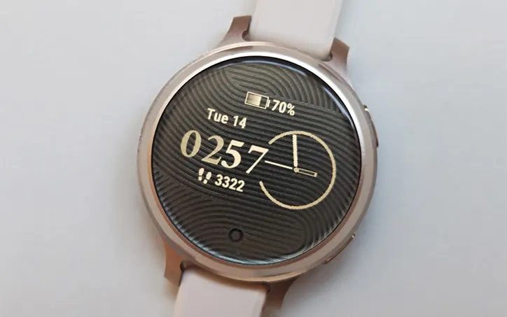 Garmin Lily 2 okosóra bekapcsolt kijelzővel, aktivitás- és akkumulátoradatok megjelenítésével.