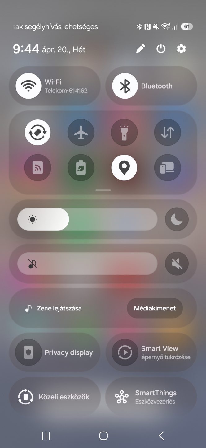 Samsung One UI gyorsbeállítások panel a Wi-Fi, Bluetooth és fényerő szabályzókkal.
