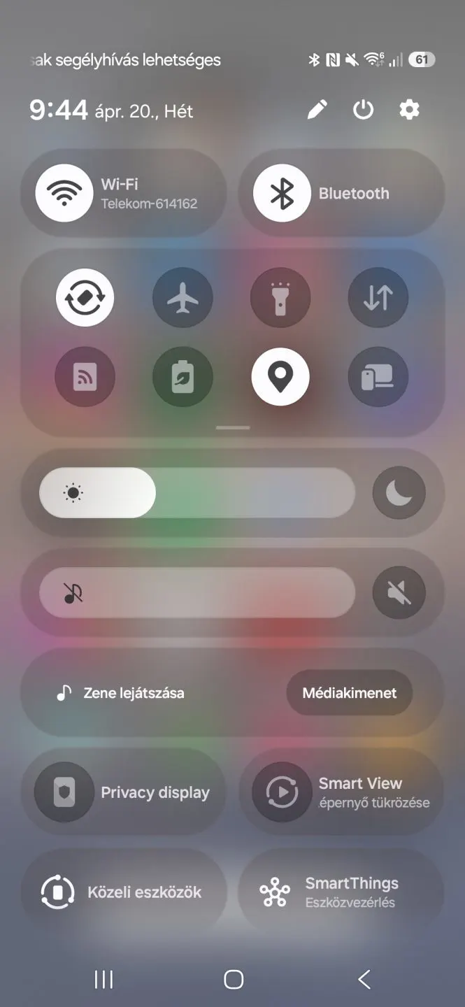 Samsung One UI gyorsbeállítások panel a Wi-Fi, Bluetooth és fényerő szabályzókkal.