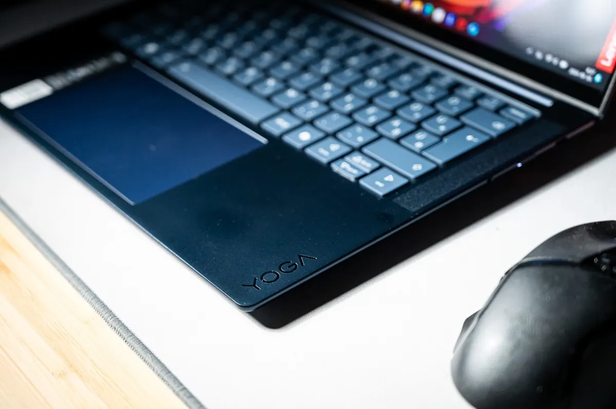 Lenovo Yoga laptop billentyűzete és érintőpadja sötétkék színben, Yoga felirattal.