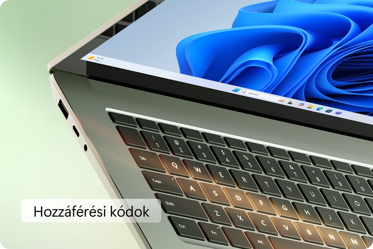 Hozzáférési kódok felirat, ezüst laptop fekete billentyűzettel és kék képernyővel, zöld háttérrel.