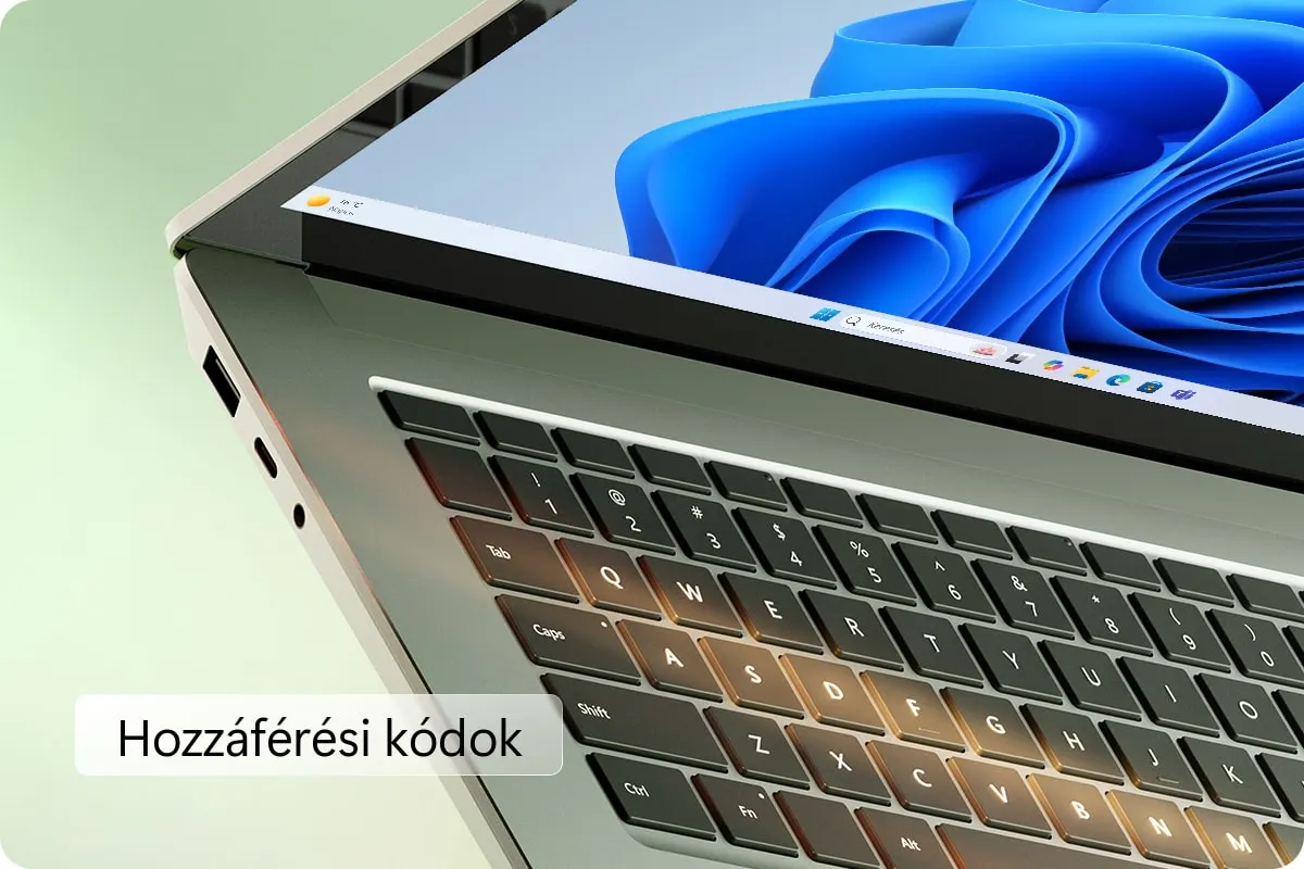 Hozzáférési kódok felirat, ezüst laptop fekete billentyűzettel és kék képernyővel, zöld háttérrel.