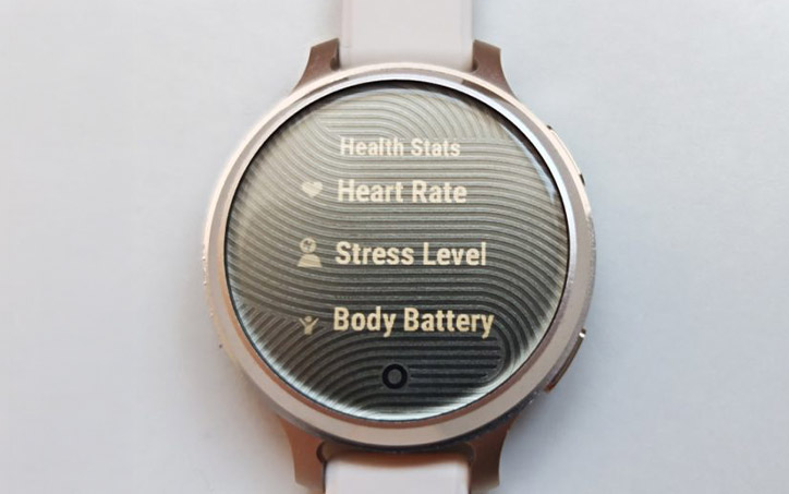 Garmin Lily 2 okosóra egészségfigyelő menüje pulzus-, stressz- és Body Battery adatokkal.