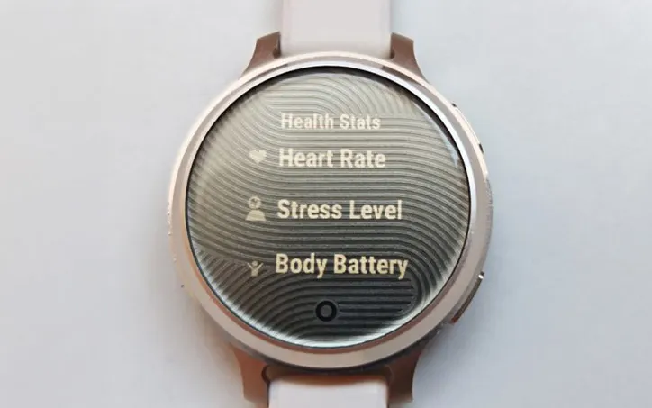 Garmin Lily 2 okosóra egészségfigyelő menüje pulzus-, stressz- és Body Battery adatokkal.