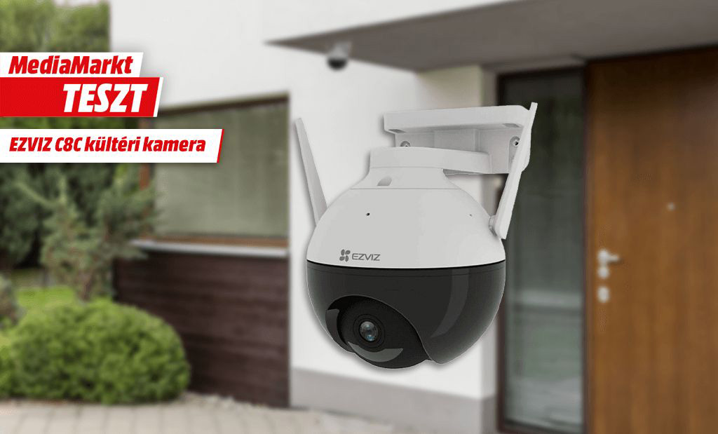 MediaMarkt teszt: EZVIZ C8C kültéri Wi-Fi biztonsági kamera egy modern családi ház előterében.