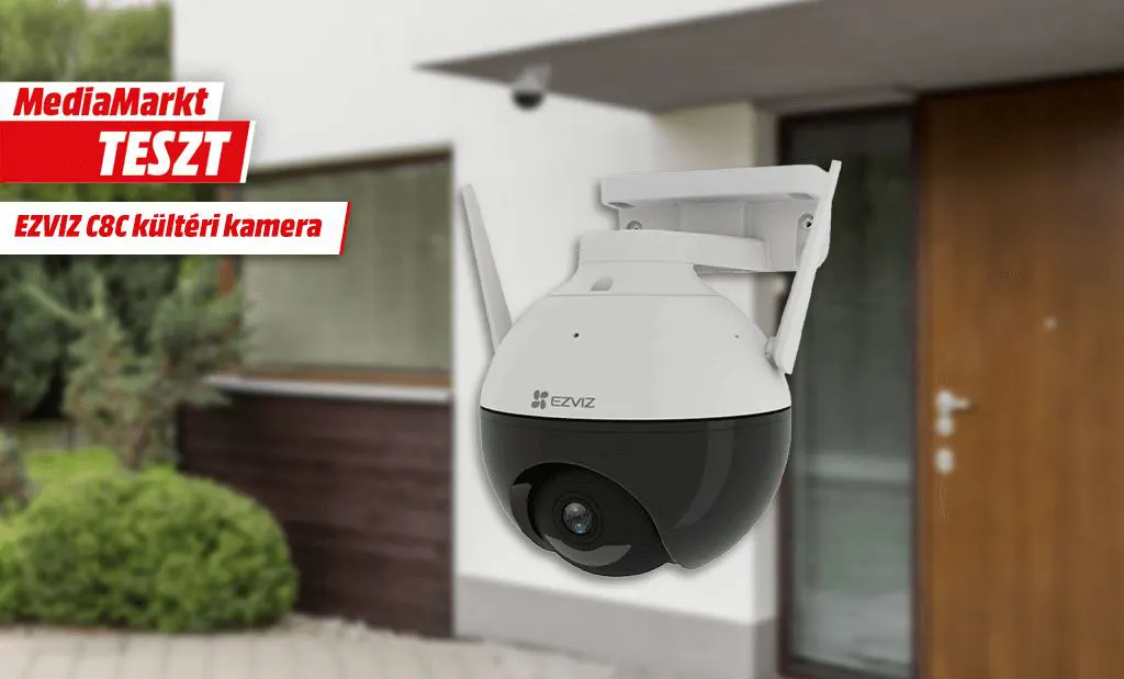 MediaMarkt teszt: EZVIZ C8C kültéri Wi-Fi biztonsági kamera egy modern családi ház előterében.