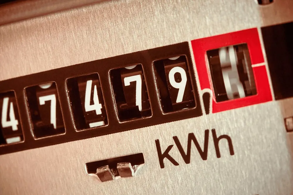 Egy ezüstszínű villanyóra számlálója, amely 47479 kWh-t mutat. A tizedesjegy piros keretben van.