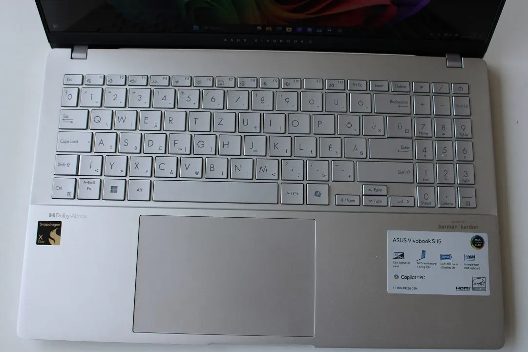 ASUS Vivobook S 15 laptop felülnézetből: a billentyűzetkiosztás és a tágas érintőpad közeli képe.
