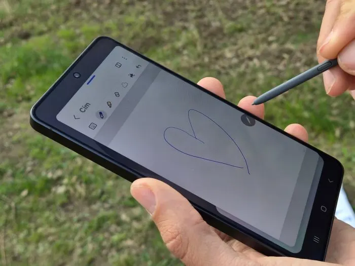Samsung Notes alkalmazásban szív rajzolása S Pen érintőceruzával egy Samsung Galaxy okostelefonon.