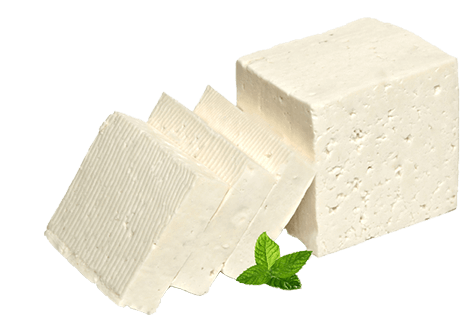 Egy kocka fehér tofu látható, három szeletre vágva, két zöld mentalevéllel díszítve, fehér háttér előtt.