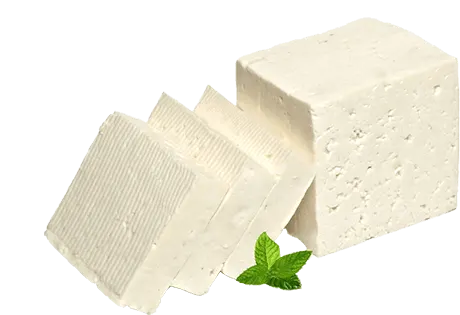 Egy kocka fehér tofu látható, három szeletre vágva, két zöld mentalevéllel díszítve, fehér háttér előtt.