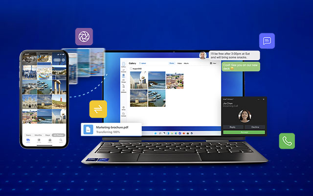 Telefon, laptop és applikációk láthatók kék háttéren, a telefonon és a laptopon képek vannak.