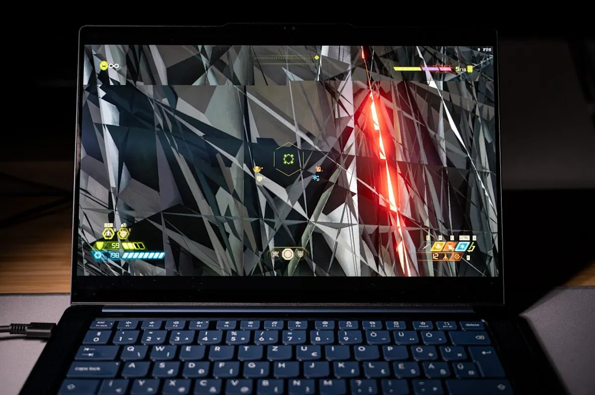 FPS játék futtatása Lenovo Yoga Slim 7x laptopon, hardveres teljesítmény tesztelése.