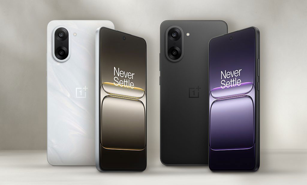 4 telefon egy szürke háttér előtt. Bal oldalon egy fehér OnePlus háttal a kamerának, mellette ugyan az szemből, sötét arany háttérrel a kijelzőn. Jobb oldalon ugyanez a felefon, fekete külsővel., és sötét lila háttérrel a kijelzőn. Mindkét kijelzőn fehér színű Never Settle felirat.