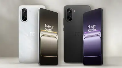 4 telefon egy szürke háttér előtt. Bal oldalon egy fehér OnePlus háttal a kamerának, mellette ugyan az szemből, sötét arany háttérrel a kijelzőn. Jobb oldalon ugyanez a felefon, fekete külsővel., és sötét lila háttérrel a kijelzőn. Mindkét kijelzőn fehér színű Never Settle felirat.