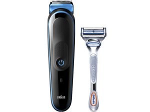 Braun elektromos hajvágó és szakállvágó készülék kék-fekete színben, mellette egy Gillette borotva fehér háttér előtt