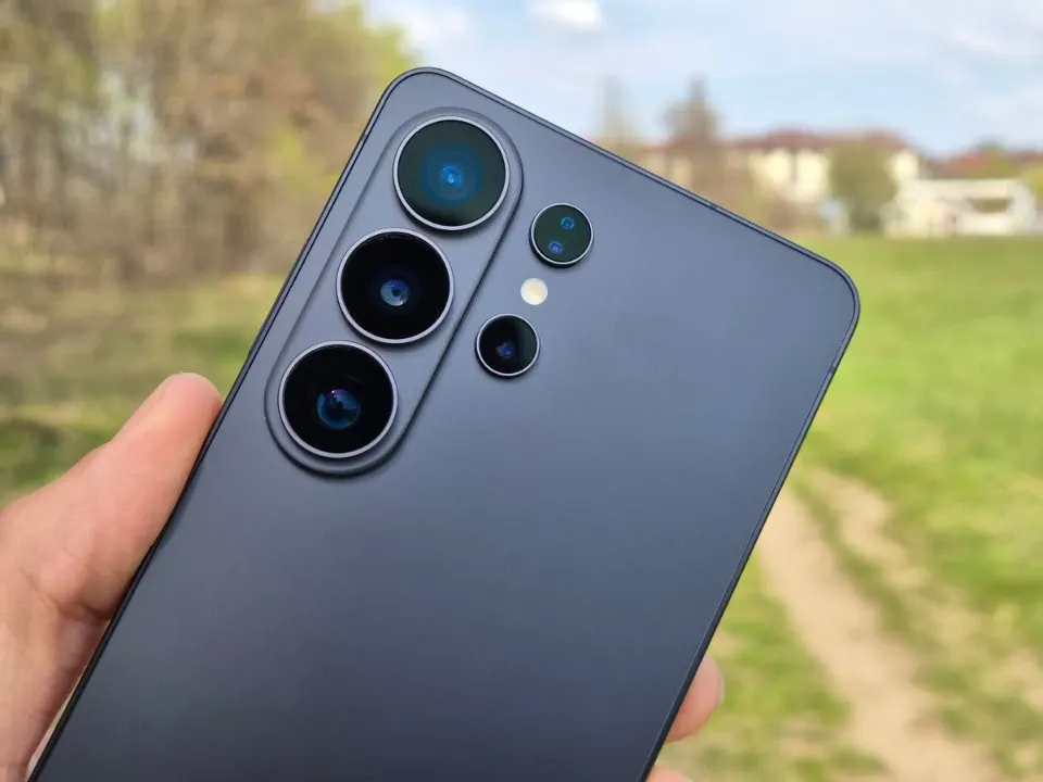 Samsung Galaxy S24 Ultra okostelefon többszörös kamerarendszere közelről, kézben tartva.