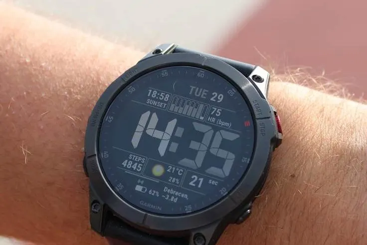 Garmin Epix Gen 2 okosóra kijelzője, óra és dátum