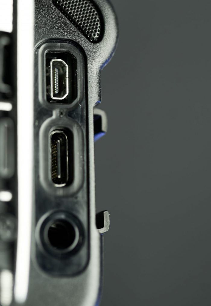 Közeli kép a GoPro HERO13 Black csatlakozóiról: Micro HDMI kimenet, USB-C port és 3,5 mm-es audio jack bemenet függőleges elrendezésben.