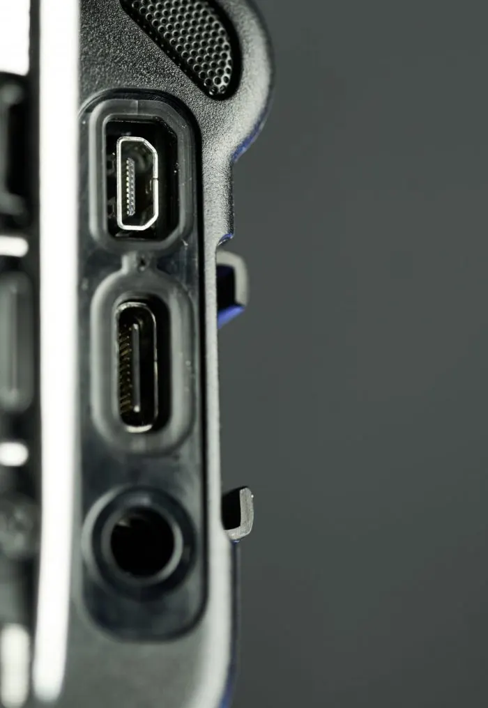 Közeli kép a GoPro HERO13 Black csatlakozóiról: Micro HDMI kimenet, USB-C port és 3,5 mm-es audio jack bemenet függőleges elrendezésben.