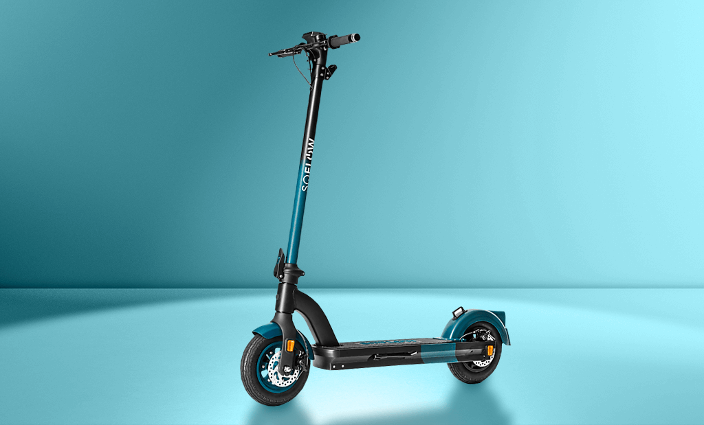 SoFlow SO4 Pro Gen 2 elektromos roller sötétkék és fekete színekben, tárcsafékekkel, világoskék háttér előtt fotózva.