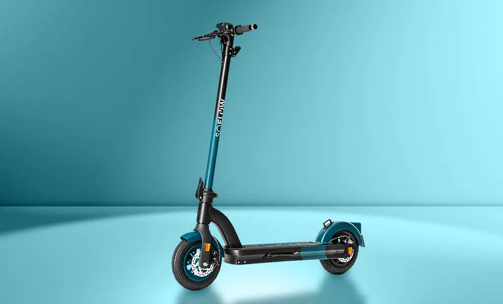 SoFlow SO4 Pro Gen 2 elektromos roller sötétkék és fekete színekben, tárcsafékekkel, világoskék háttér előtt fotózva.